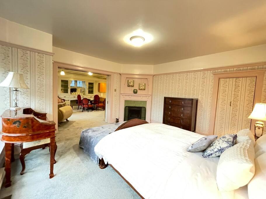 Parlor Suite In Heritage Manor, Fairfield, Near Dt Виктория Экстерьер фото